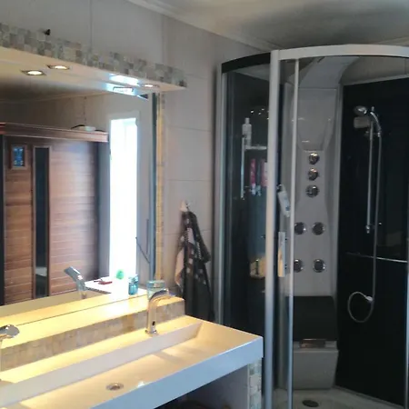 Bedroom For 2 Good Location Homestay *